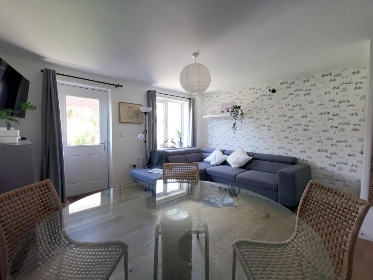 2 Bedroom House With Free Parking Lyme Regis Bagian luar foto